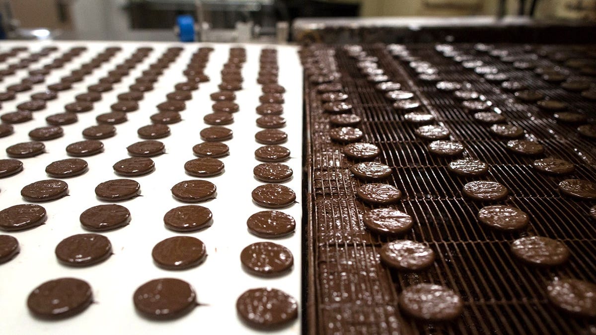 Fábrica de Thin Mints com biscoitos em exposição