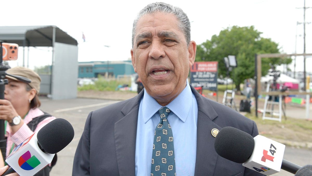 O deputado Adriano Espaillat, DN.Y., está do lado de fora do centro de detenção Delaney Hall em Newark, Nova Jersey