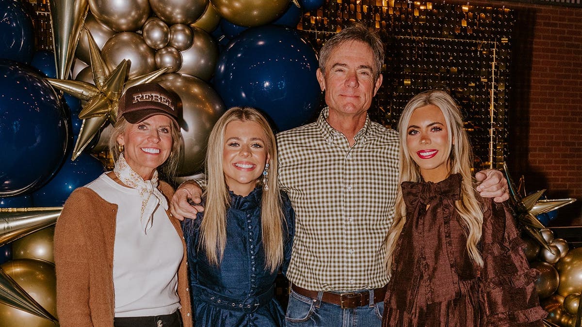 Anne Wilson posando com sua família.
