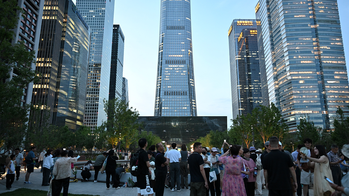 El 26 de junio de 2026, la gente se reunió cerca de la Torre CITIC en Pekín, después de que un testigo presenciara restos de un avión en la base del edificio más alto de la ciudad.
