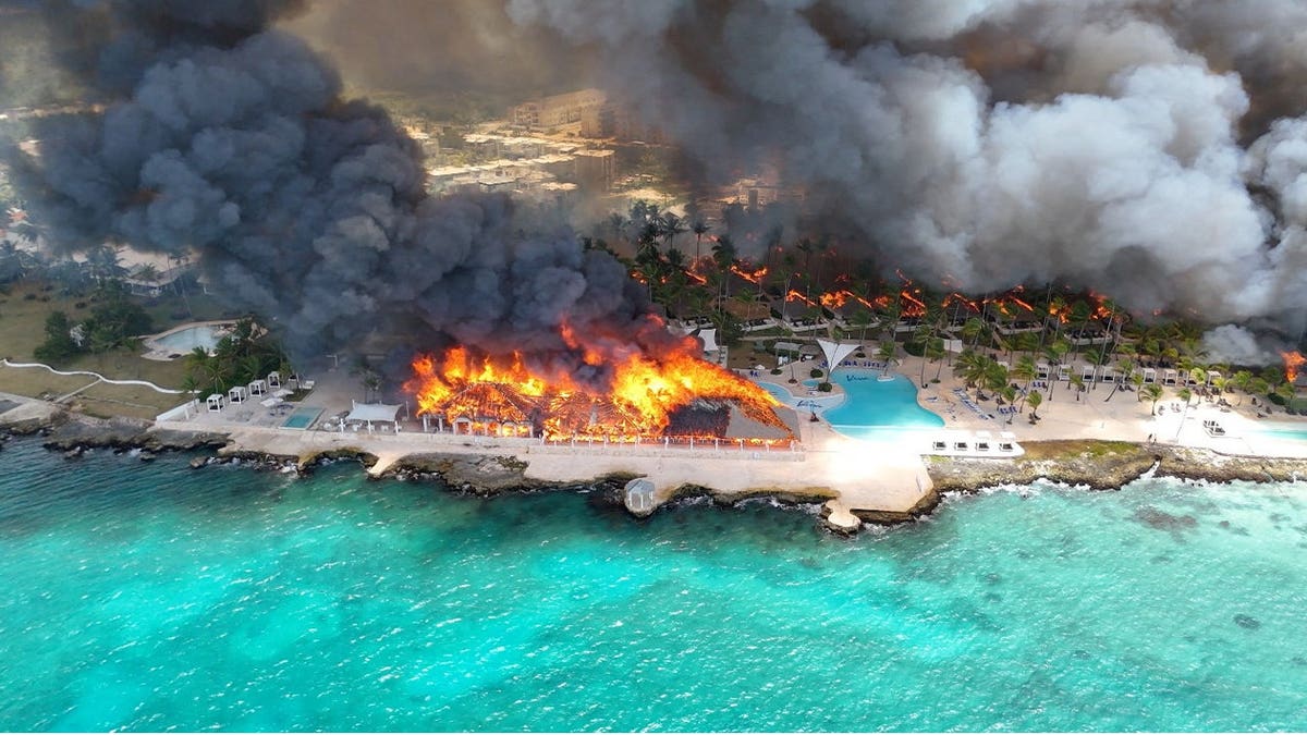 Uma visão de drone mostra um incêndio no Viva Wyndham Dominicus Beach Hotel em Bayahibe, La Altagracia, República Dominicana, 19 de junho de 2026