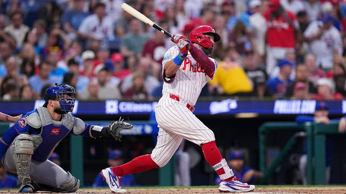 Kyle Schwarber fazendo um home run no Citizens Bank Park