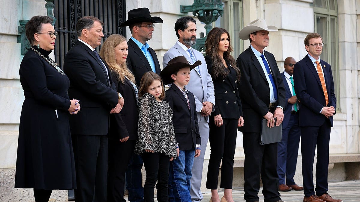Larry , Kristi Noem, Dusty Johnson, Marion Michael y una familia a la salida del juzgado.