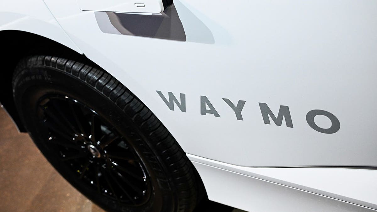 Logotipo Waymo no veículo.