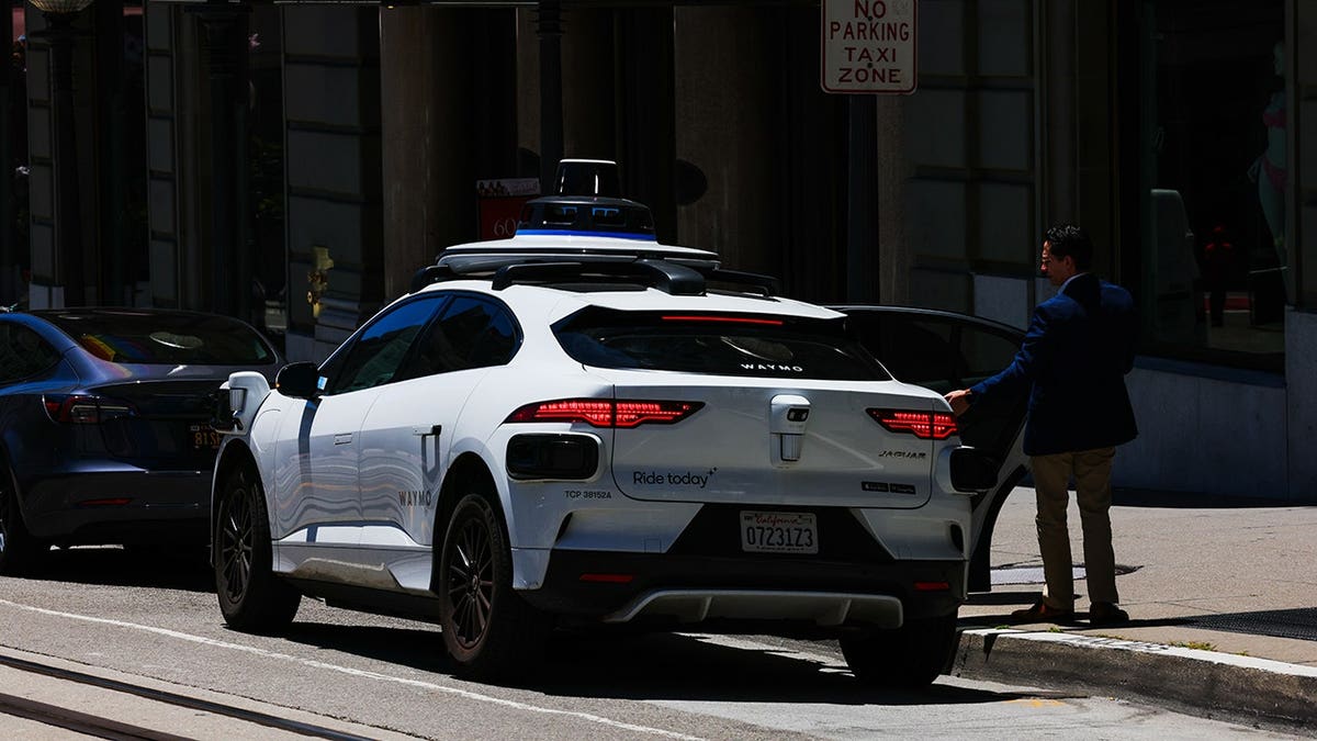 Um veículo Waymo atendendo um cliente.