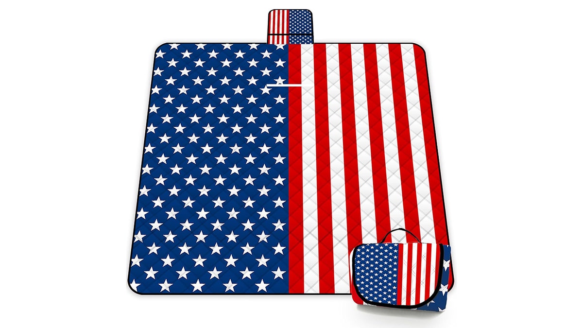 Carry this blanket in the built-in pouch.