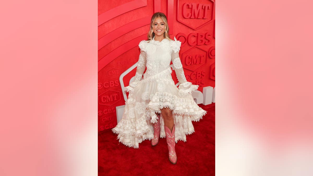 Anne Wilson no palco do 2024 CMT Music Awards em Austin, Texas