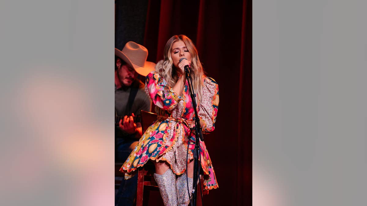 Anne Wilson cantando no palco da City Winery Nashville.