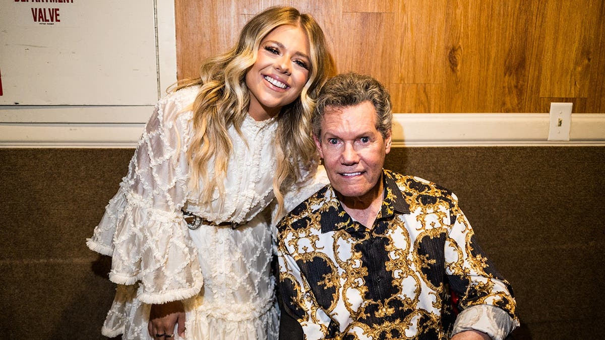Anne Wilson e Randy Travis juntos no evento Academy of Country Music Honors