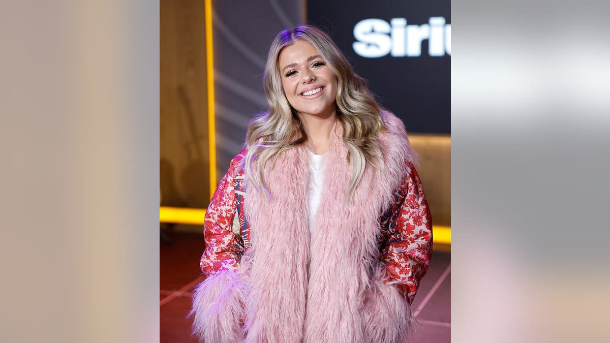 A artista cristã Anne Wilson visitando o SiriusXM Studios em Nashville, Tennessee
