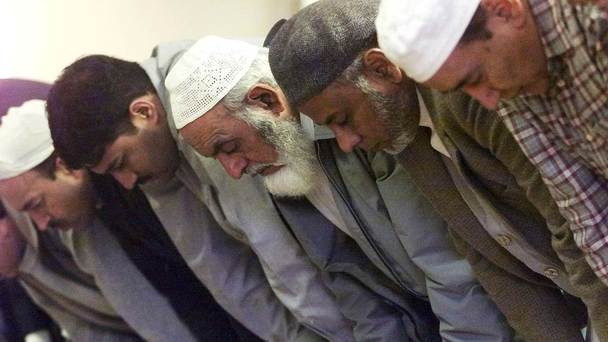 Um membro da comunidade islâmica rezando dentro da mesquita Anwar-E-Madina em Edimburgo