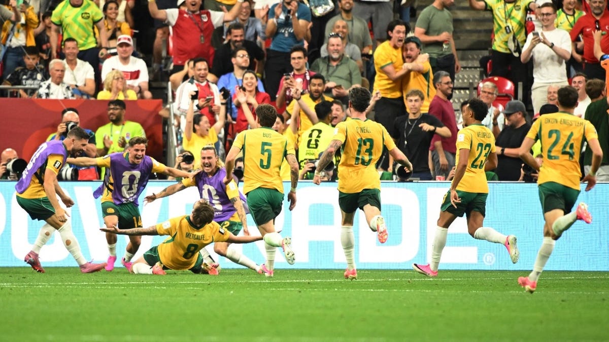 Australia Connor Metcalfe celebra con sus compañeros tras marcar el segundo gol contra Turquía en el Mundial de la FIFA de 2026.