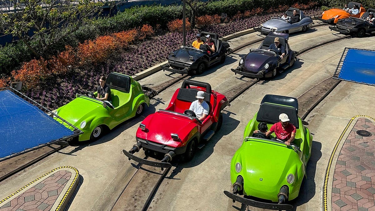 Carros Autopia dirigindo dentro do Tomorrowland na Disneyland em Anaheim, Califórnia