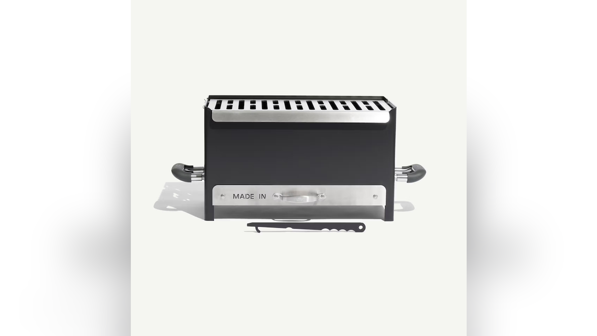 This grill runs on charcoal, hardwood or binchotan.