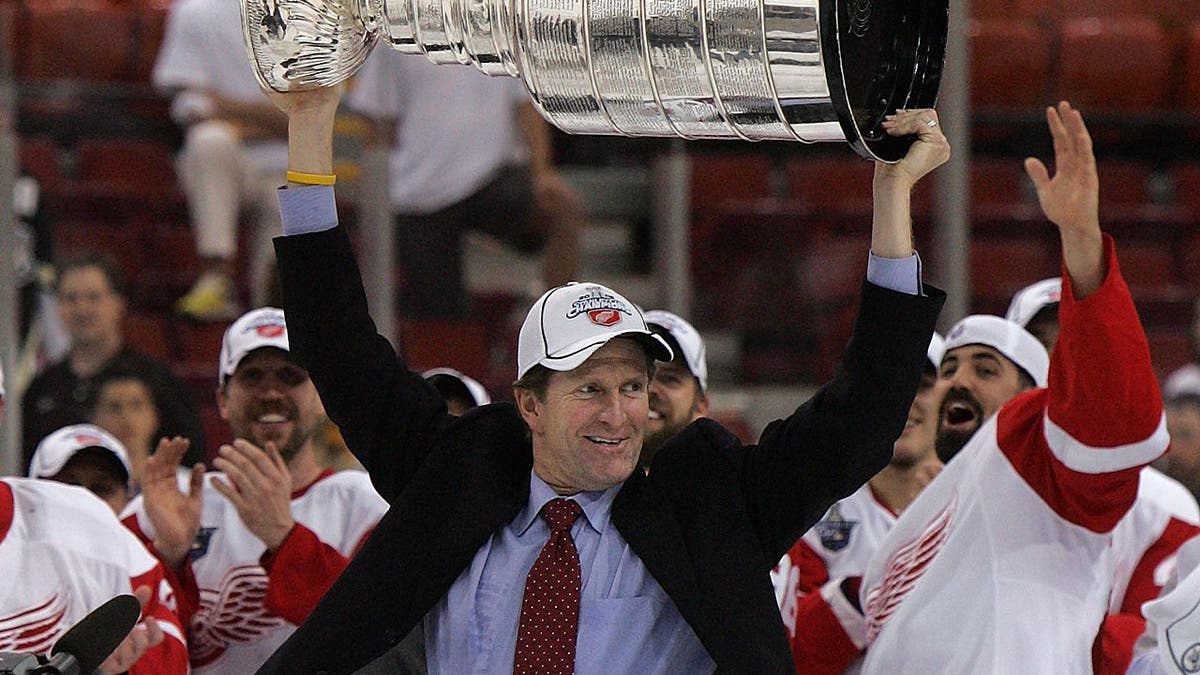 Mike Babcock lifts Stanley Cup
