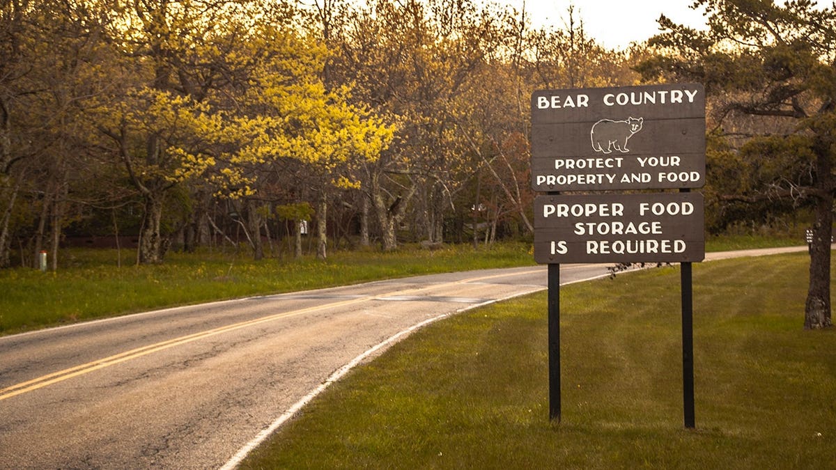 Placa Bear Country alertando sobre armazenamento de alimentos no Parque Nacional de Shenandoah, Virgínia