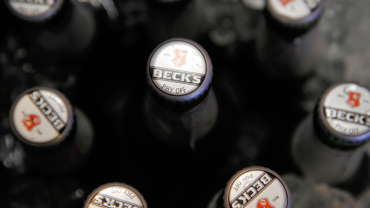 Se ven las tapas de las botellas de cerveza Beck's dentro de una nevera portátil.
