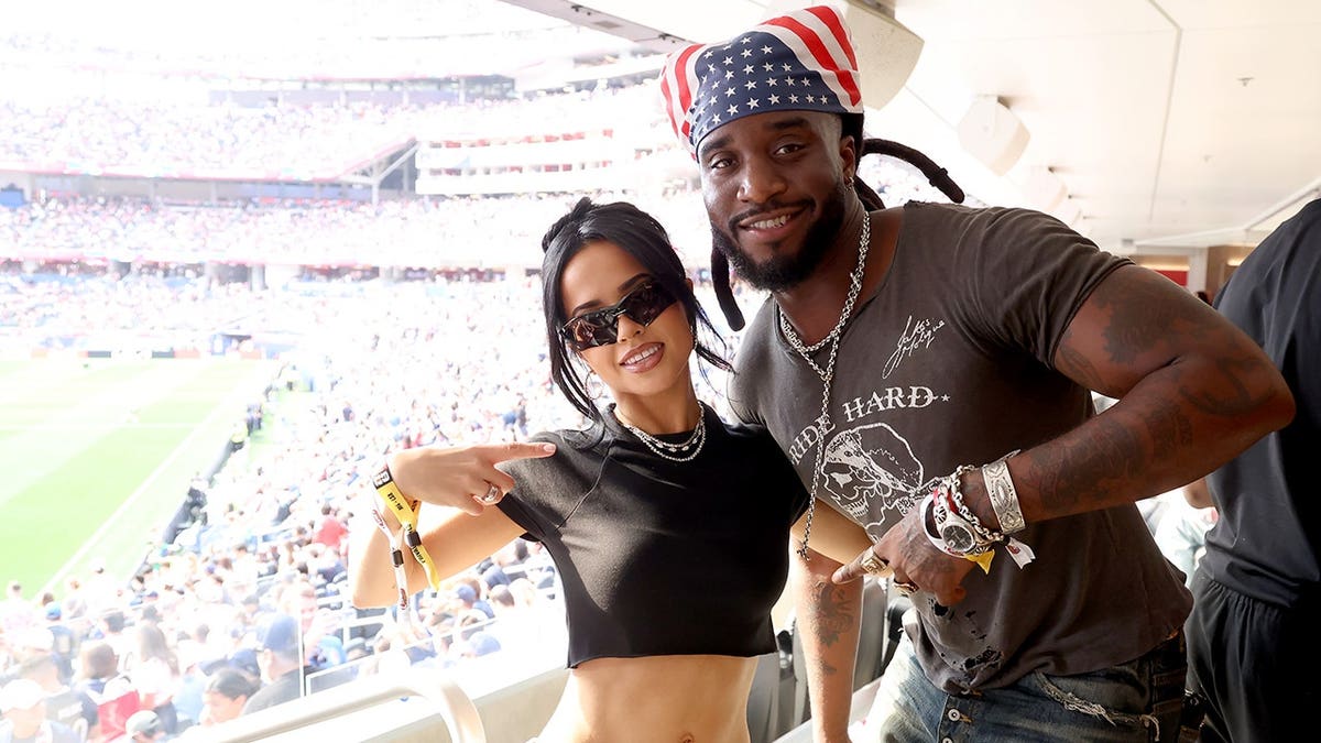 Becky G e Shaboozey na suíte Raising Cane's World Cup na partida entre EUA e Paraguai em Los Angeles.