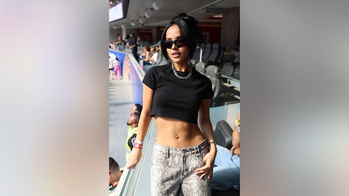 Becky G posando na suíte da Copa do Mundo Raising Cane durante o jogo EUA x Paraguai em Los Angeles.