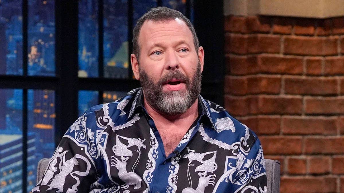 El cómico Bert Kreischer, sentado y charlando con el presentador Seth en el plató de un programa nocturno