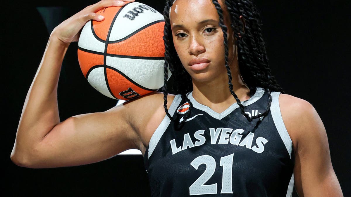 Brianna , vestida con el uniforme de Las Vegas , grabada en el estudio