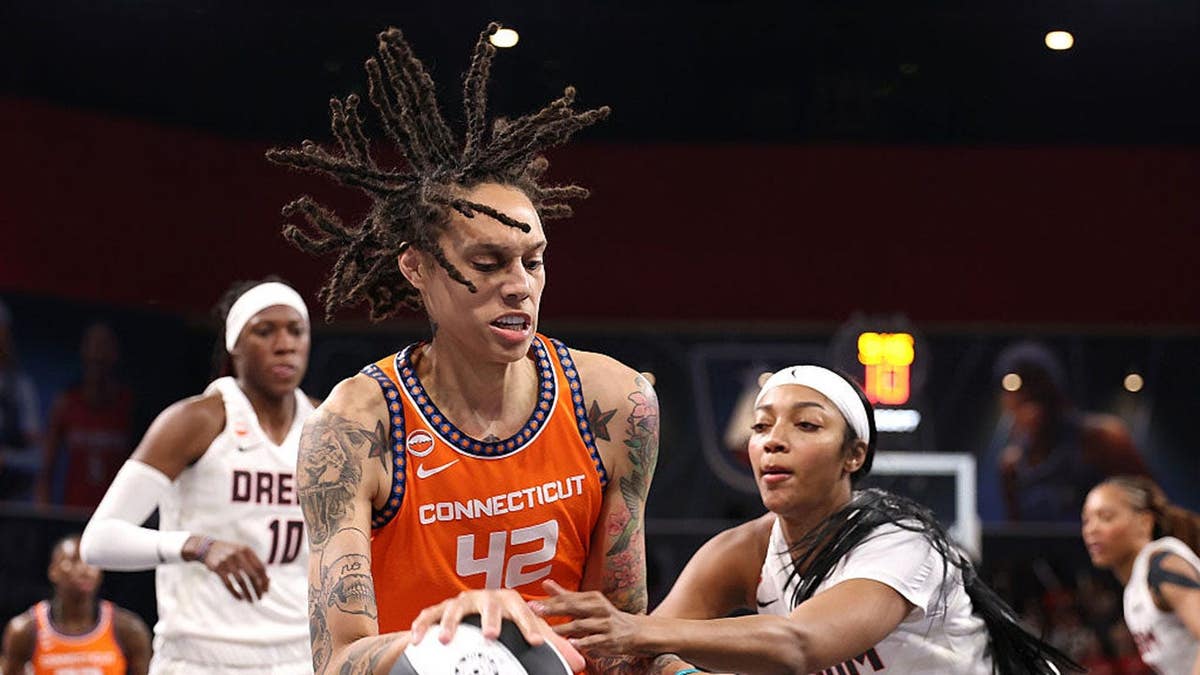 Brittney Griner penetrando hacia la canasta frente a Angel durante un partido de baloncesto en el Gateway Center Arena.