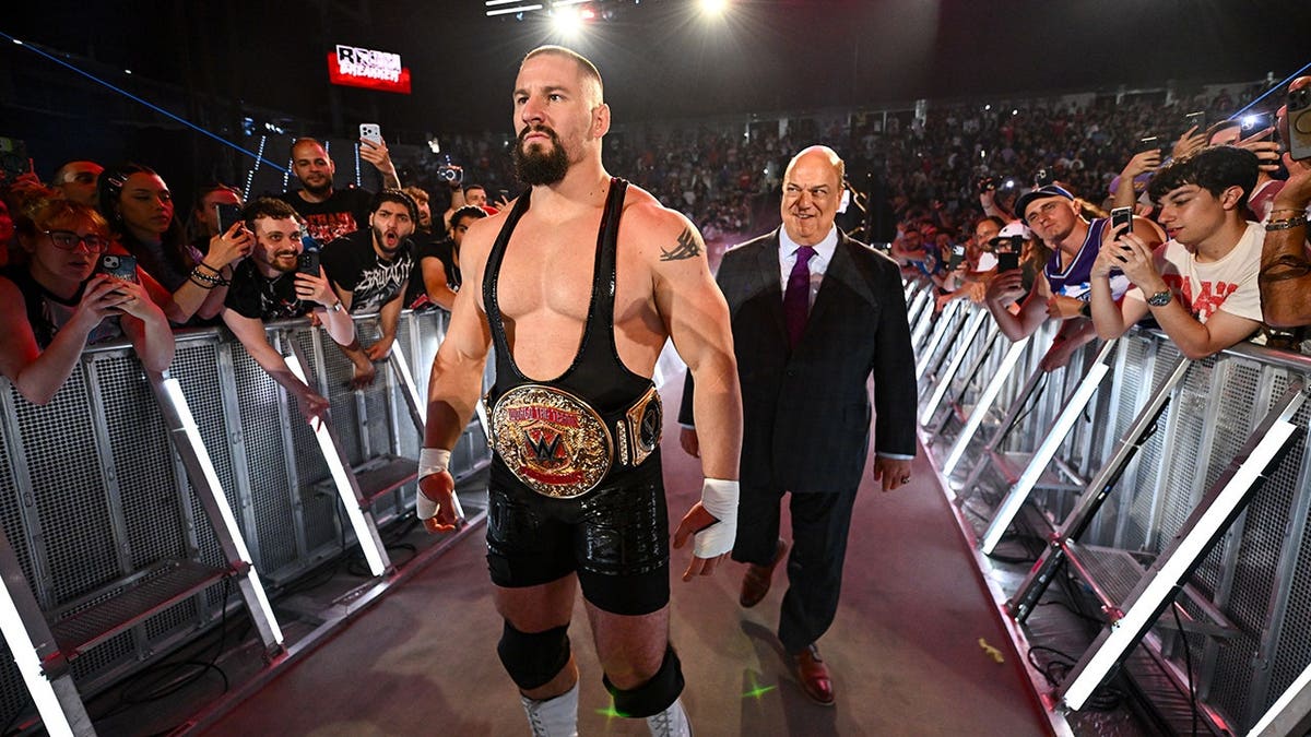 Bron Breakker y Paul Heyman suben al ring en el Inalpi Arena.
