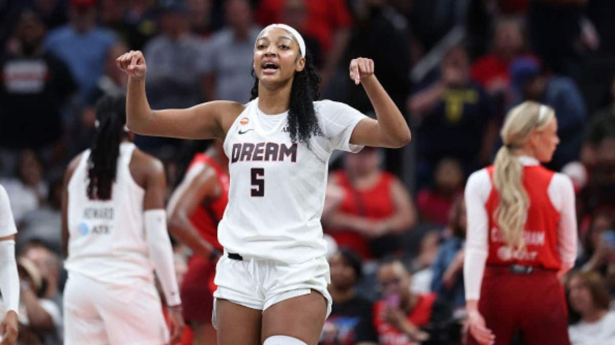 Angel Reese enfrenta Caitlin Clark, rival de longa data da WNBA. (Foto de Andy Lyons/Getty Images)