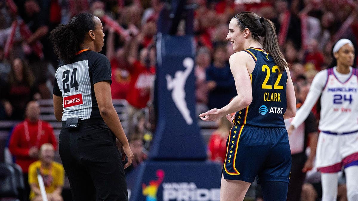 A armadora do Indiana Fever, Caitlin Clark, perguntando sobre uma falta técnica durante um jogo no Gainbridge Fieldhouse.