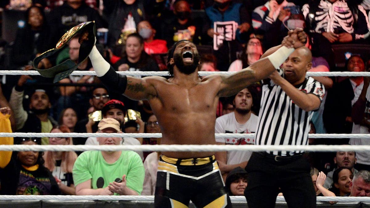 Cedric Alexander defeating Reginald in WWE Raw match at Barclays Center in Brooklyn