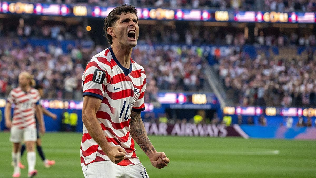 Christian Pulisic comemora após gol durante partida de futebol no Estádio de Los Angeles.
