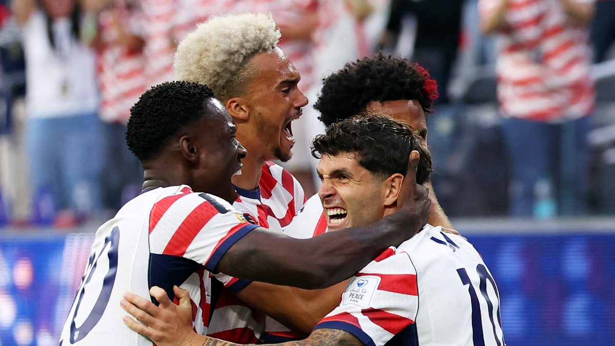 USMNT players celebtate
