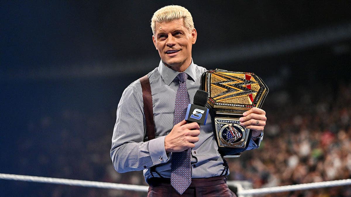 O campeão indiscutível da WWE, Cody Rhodes, observando durante o SmackDown na Unipol Arena em Bolonha, Itália