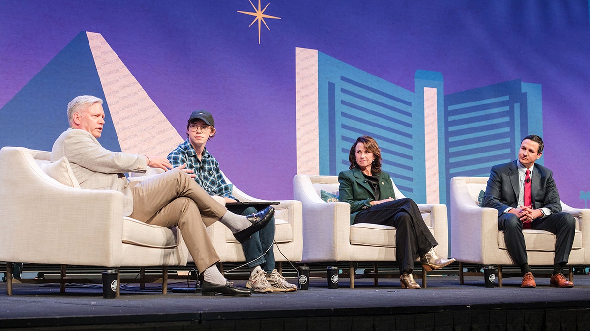 Chris Hansen and Liz Murrill speak at Crime Con