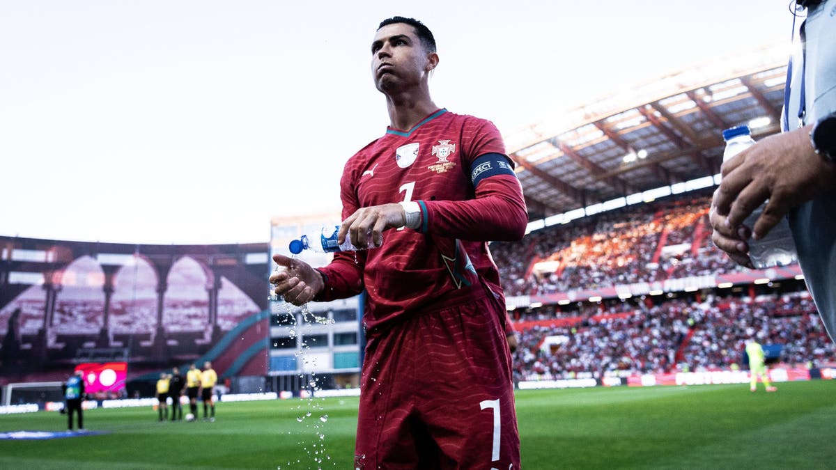 Cristiano Ronaldo drinks and splashes water during a soccer match at Estadio Dr. Magalhaes Pessoa in Leiria