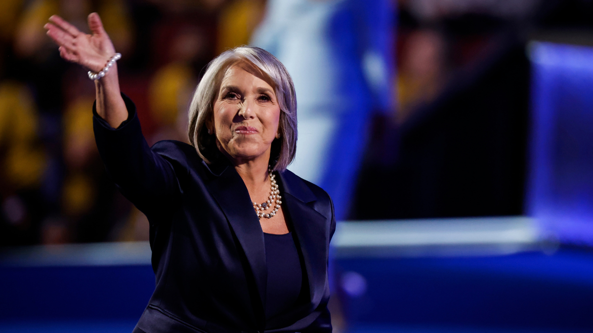 La gobernadora de Nuevo México, Michelle Lujan Grisham, saluda a una multitud de seguidores.