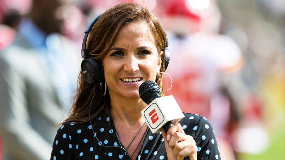 A repórter da ESPN Dianna Russini observando durante o jogo da NFL no Heinz Field em Pittsburgh