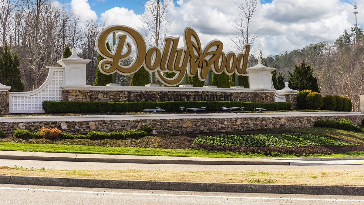 Placa de Dollywood na entrada da estrada.