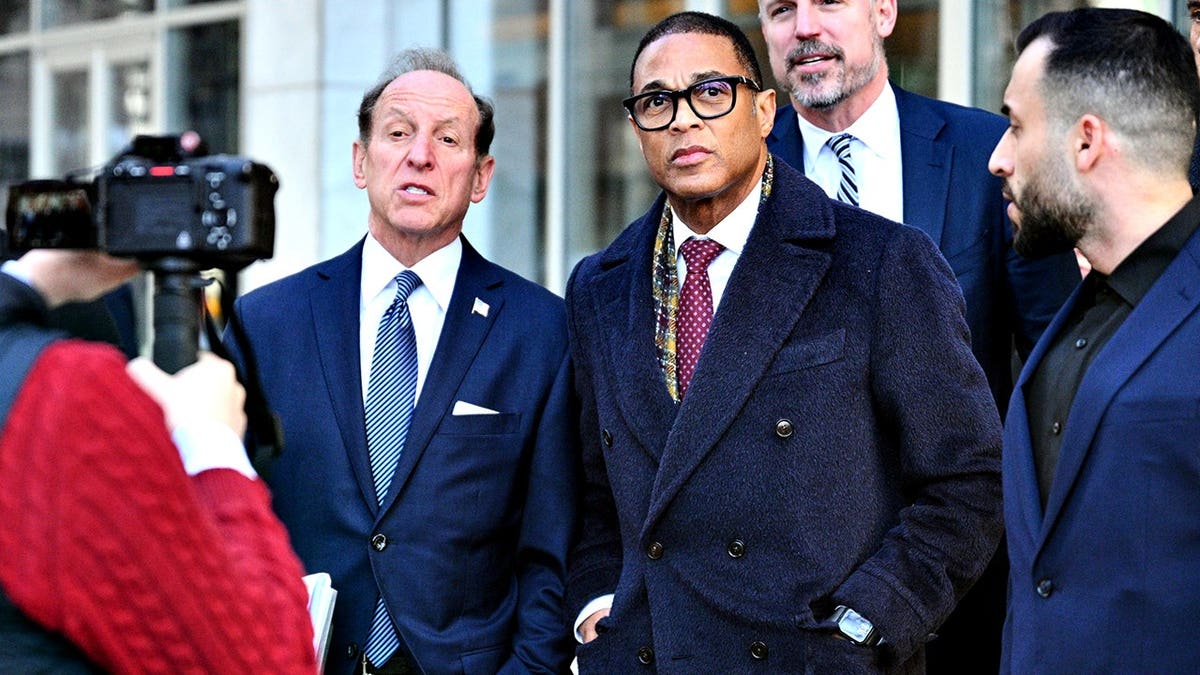 El periodista Don Lemon sale del juzgado federal de St. Paul, Minnesota