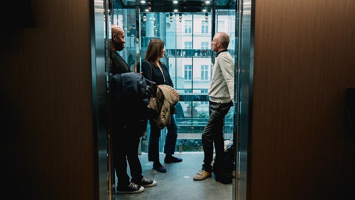 Pessoas no elevador