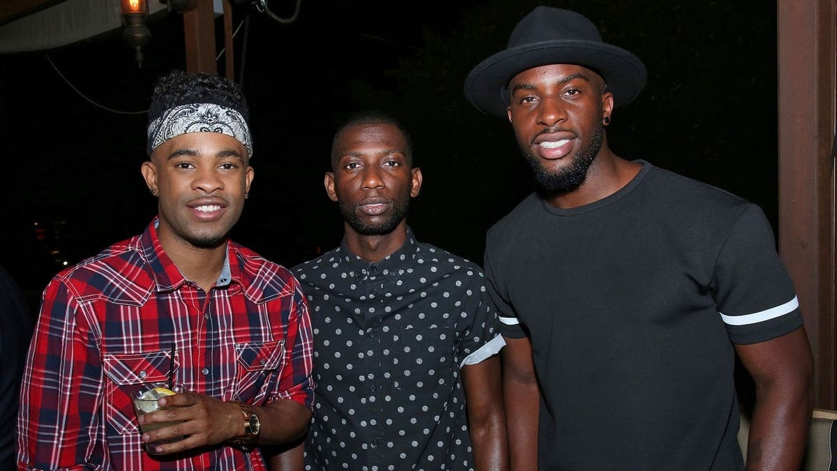 El músico Elijah Blake, el productor Shama Joseph y el músico Talay Riley posando en una fiesta en West Hollywood