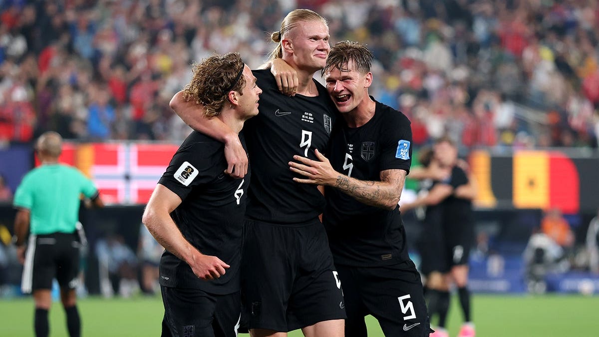 Erling Haaland oslavuje so spoluhráčmi po strelení gólu na štadióne New York New Jersey.