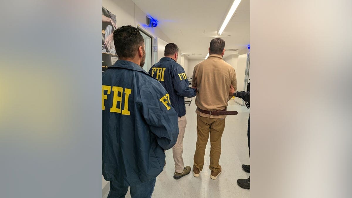 Arnoldo Jiménez sob custódia do FBI