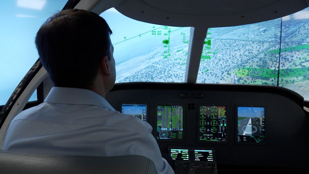 Através do fone de ouvido AerAware, os pilotos também podem ver informações de voo.