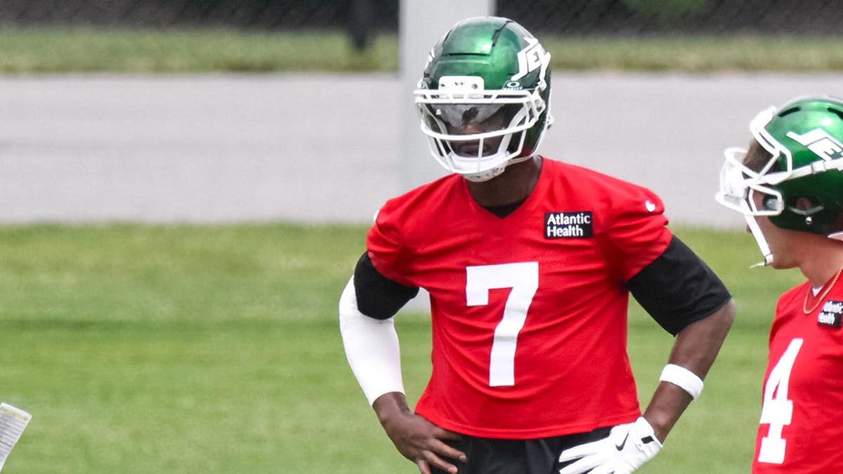 Rozohrávači New York Jets Geno Smith a Brady Cook sa zúčastňujú cvičenia v minicampe.