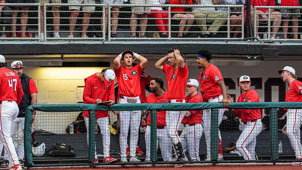 Los jugadores Georgia reaccionan en el banquillo del Foley Field