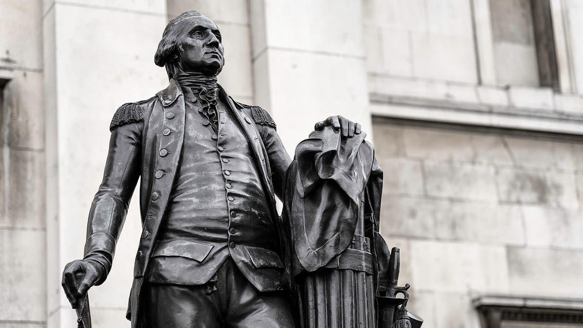 Uma estátua de George Washington em pé.