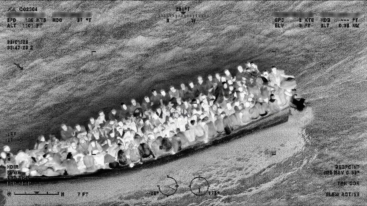 Las autoridades dijeron que el barco llevaba a bordo a 240 personas que afirmaban ser de nacionalidad haitiana.