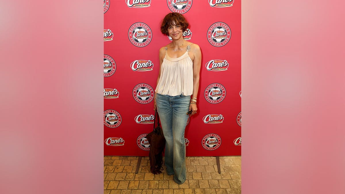 Halle Berry no jantar privado no Alba, em West Hollywood, oferecido pela Raising Cane's.
