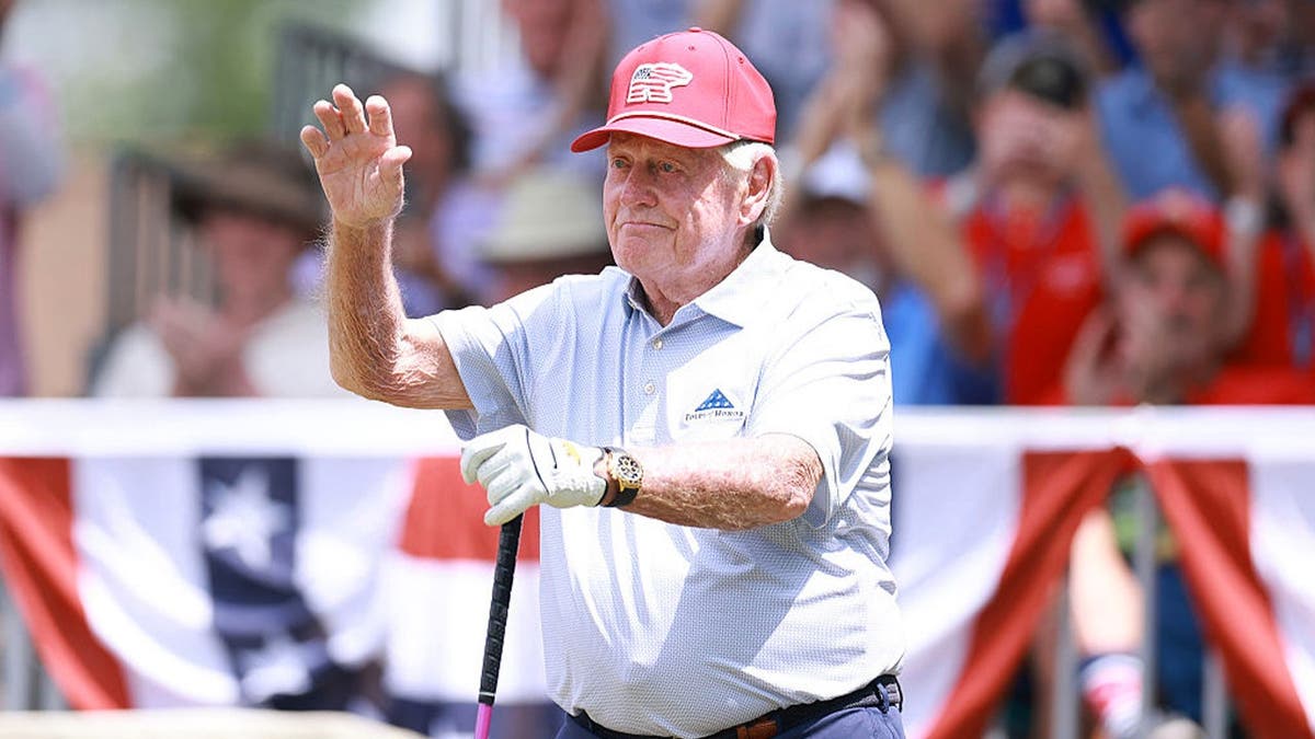 Jack saluda al público en el torneo «Folds of Honor Greats of Golf